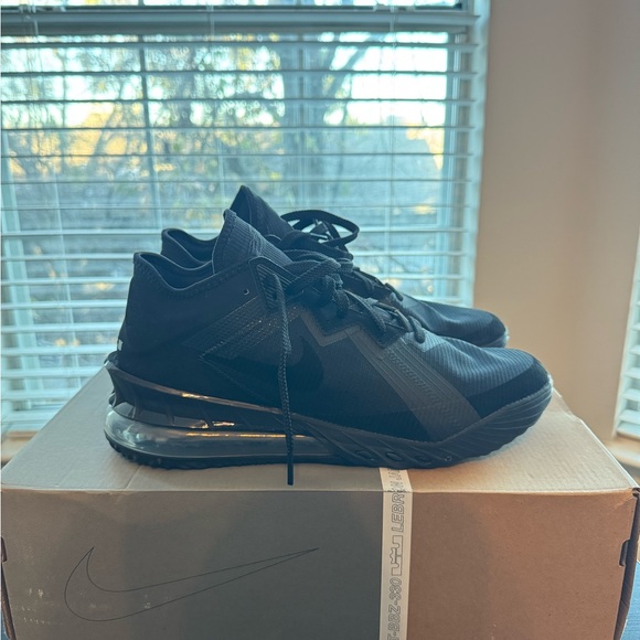 Nike LeBron XVII 18 sneaker - Picture 2 of 5